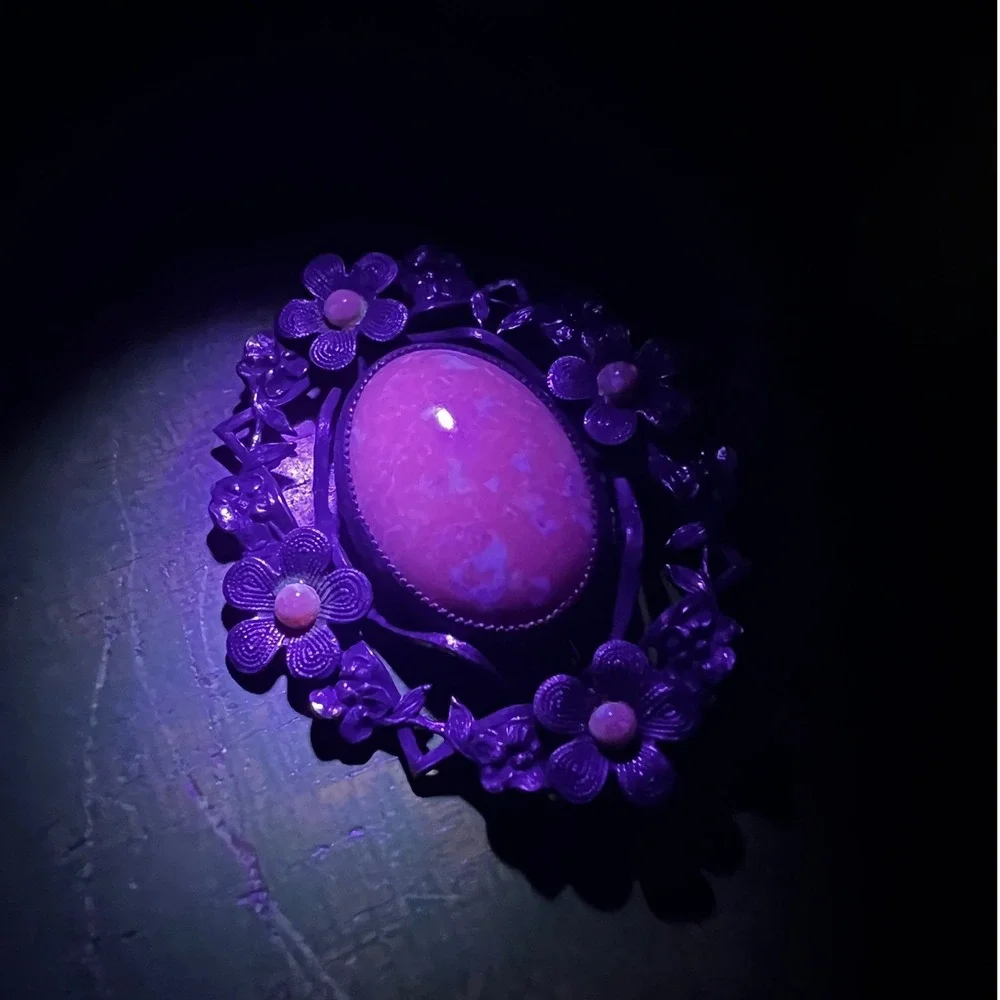 Vintage Floral Pin W/‎ Mottled Coral Colored Glass In The Middle & Around Brooch